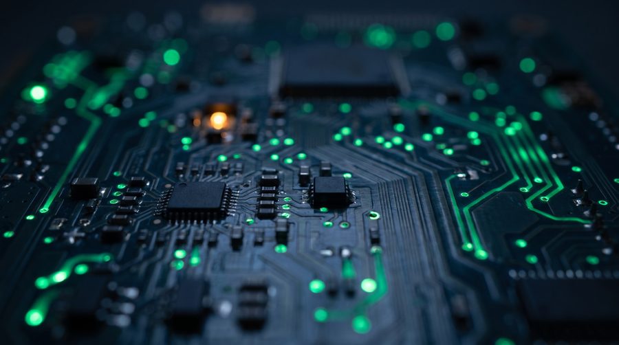 Carte électronique aux circuits lumineux